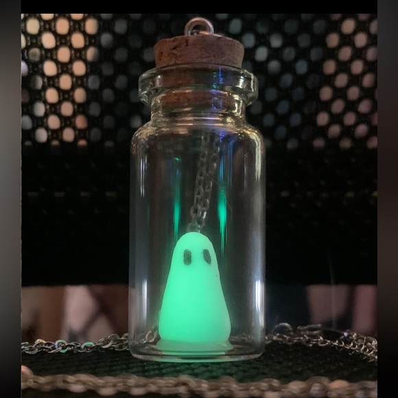 Ghost in a bottle glow necklace - Picture 5 of 5